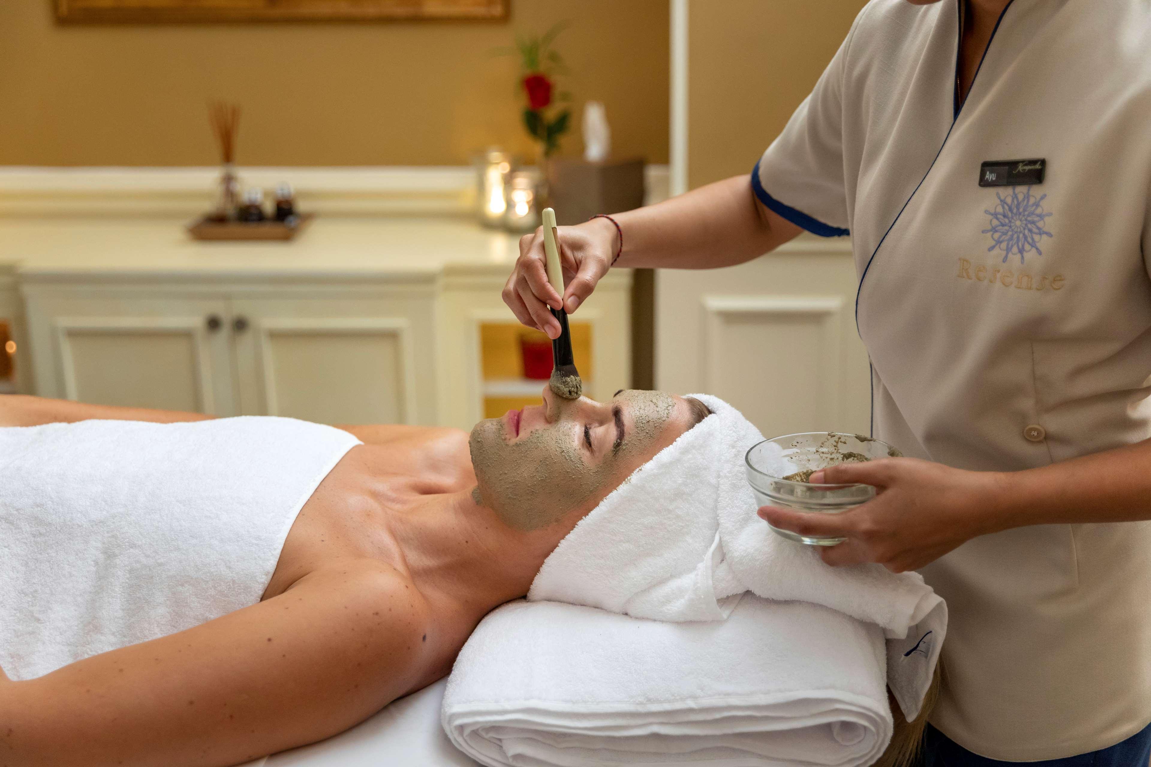 Royal Maxim Palace Kempinski Каїр Екстер'єр фото A man receiving a facial treatment