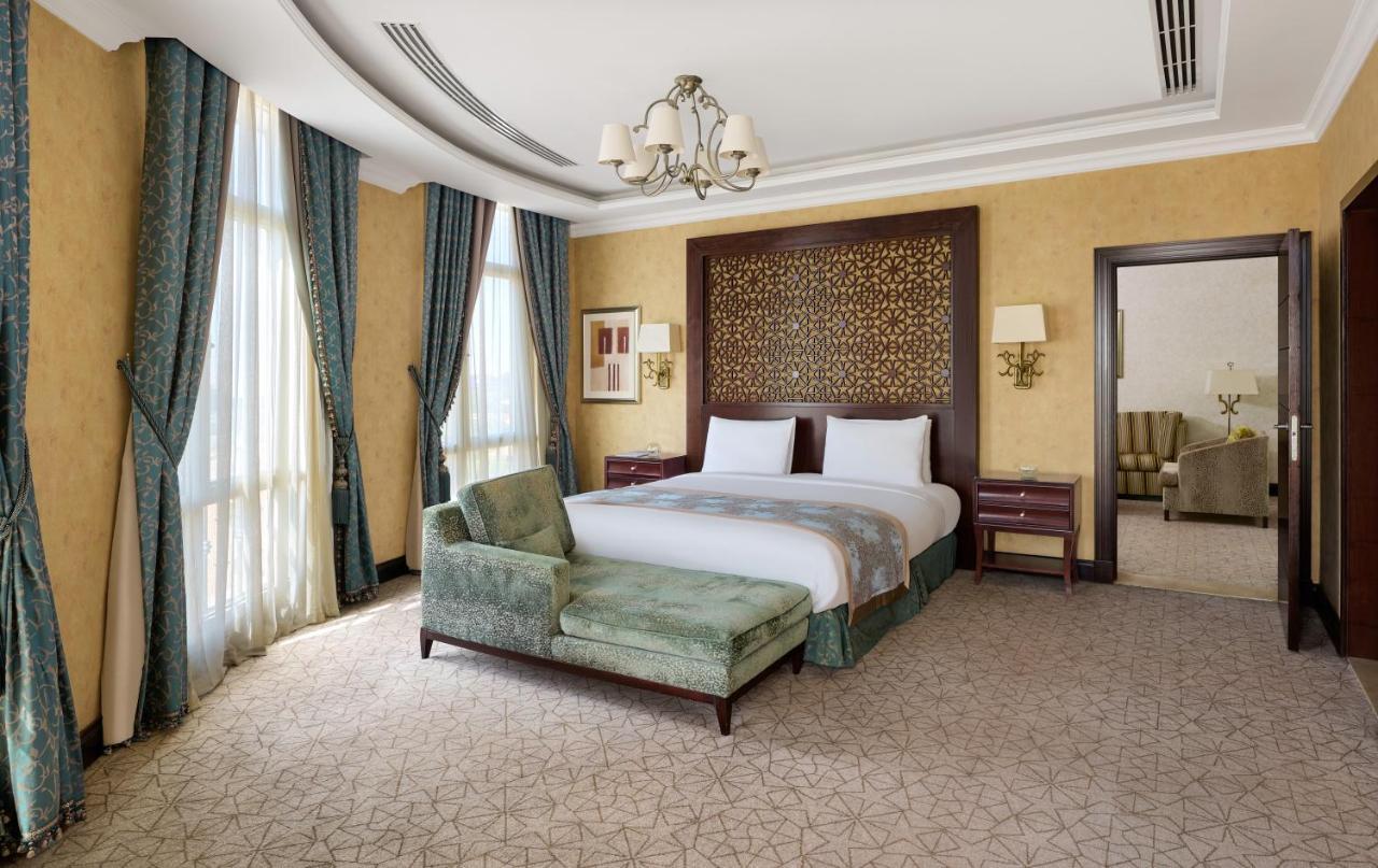 Royal Maxim Palace Kempinski Каїр Екстер'єр фото A bedroom at the Jumeirah Emirates Towers Hotel