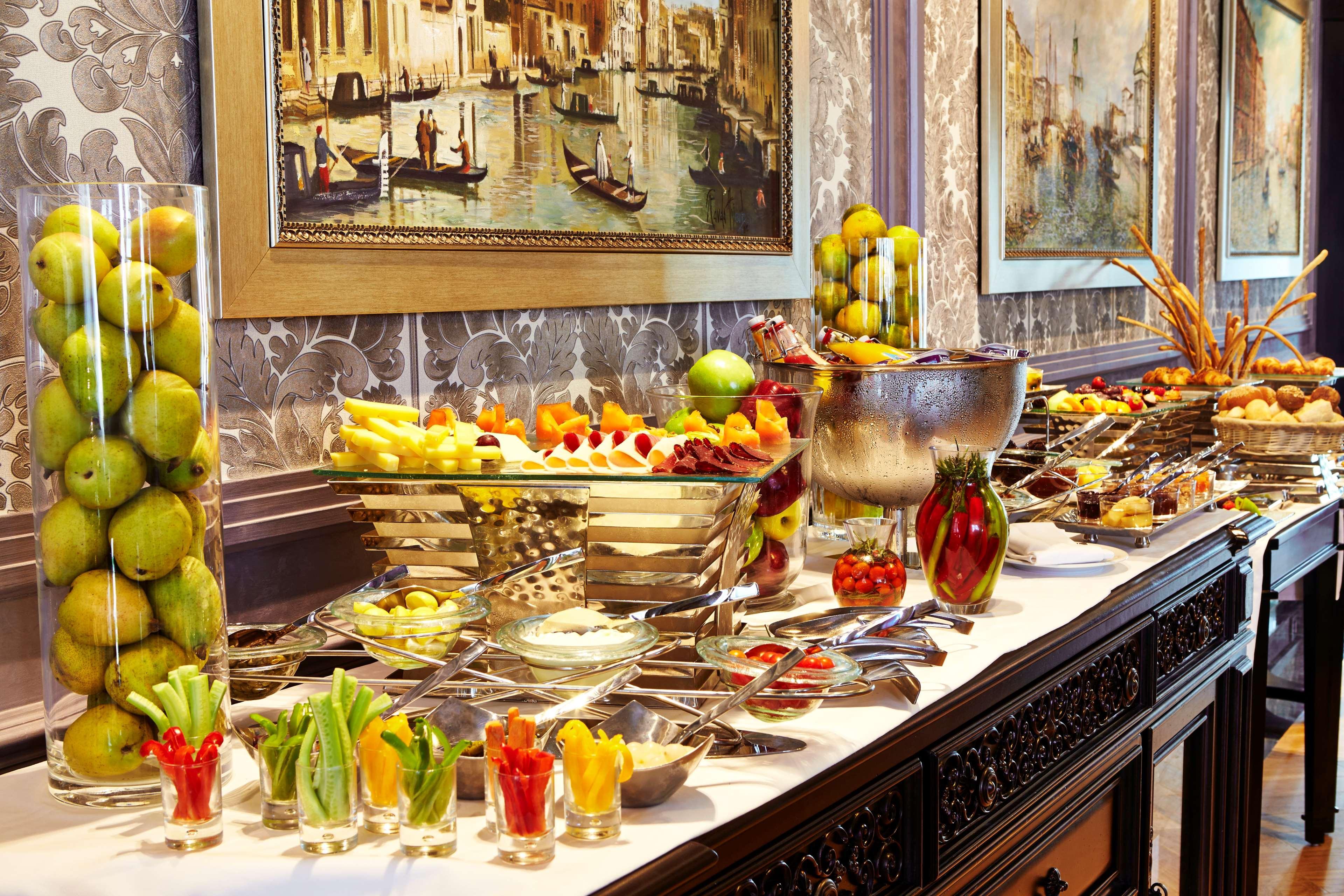 Royal Maxim Palace Kempinski Каїр Екстер'єр фото A buffet at a hotel